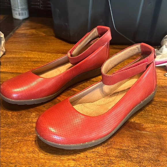 Clark’s red flat shoes great condition. Size 10 - Picture 2 of 7